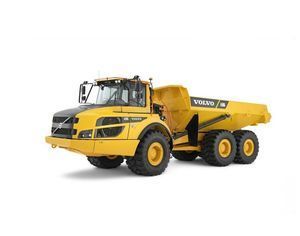 Autocarro articolato Volvo giallo su sfondo bianco.