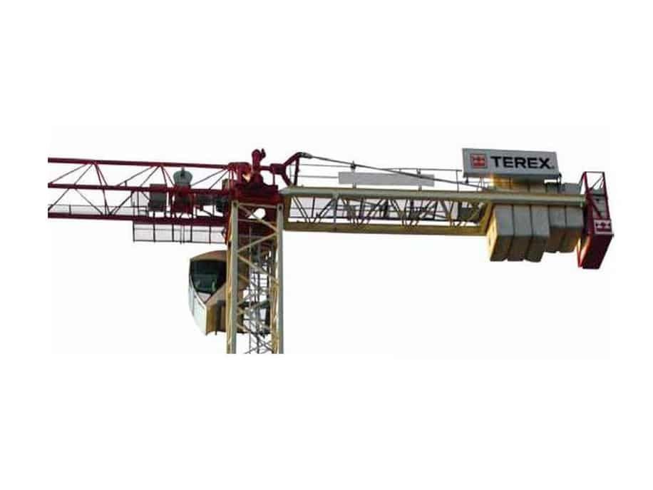 Gru a torre Terex con componenti rossi e beige, attrezzatura di sollevamento in un cantiere edile.