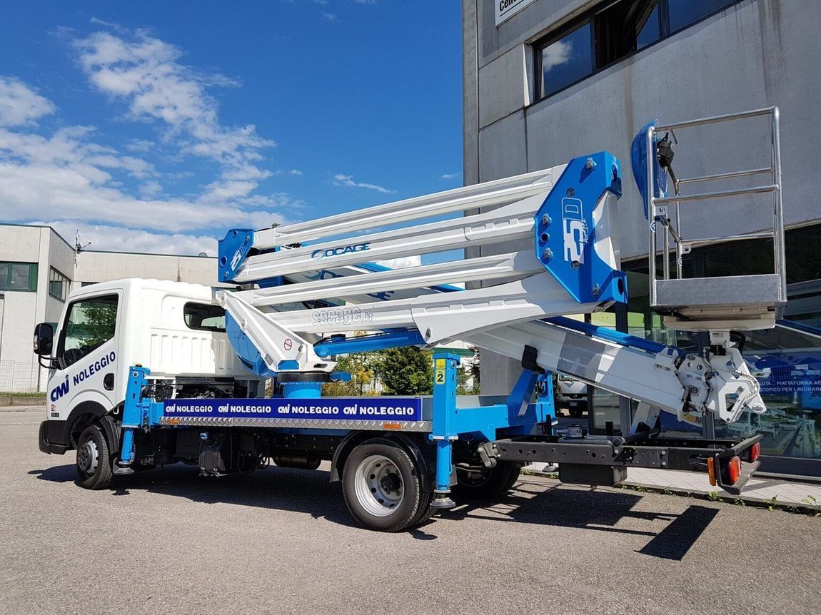 Autocarro con piattaforma aerea blu e bianca parcheggiato all'aperto in una giornata di sole.