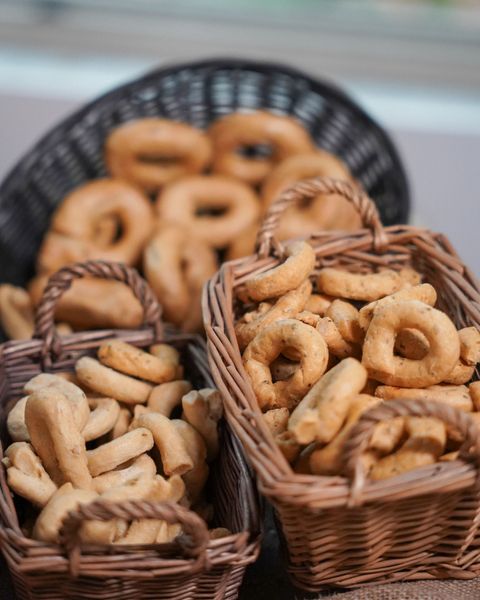Tre cestini rotondi di prodotti da forno, alcuni dei quali contenuti in un cestino nero.