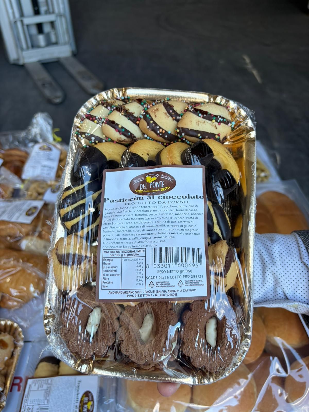 Vassoio di biscotti italiani assortiti con guarnizione al cioccolato e mandorle.