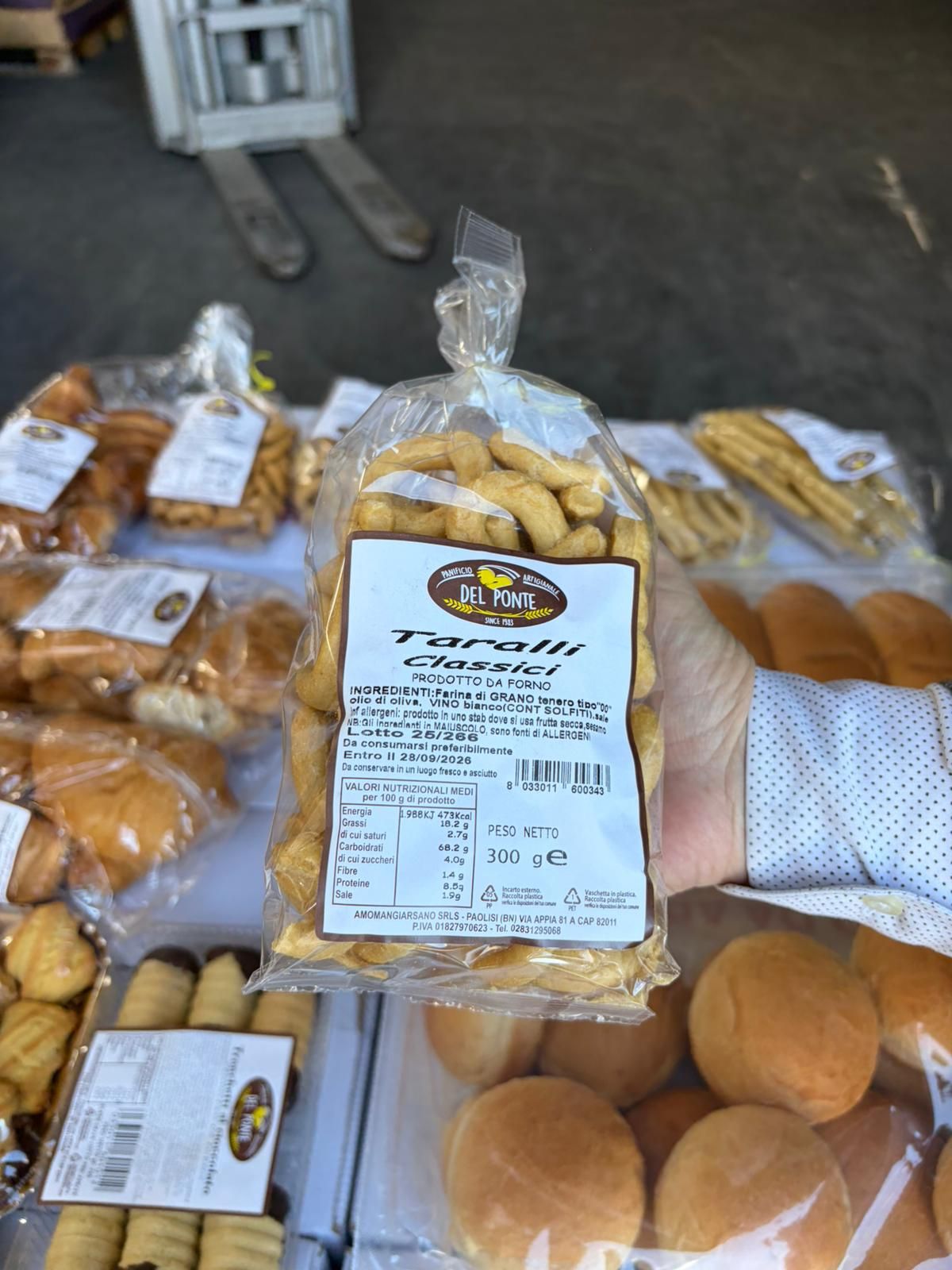 Una persona tiene in mano un sacchetto di cracker