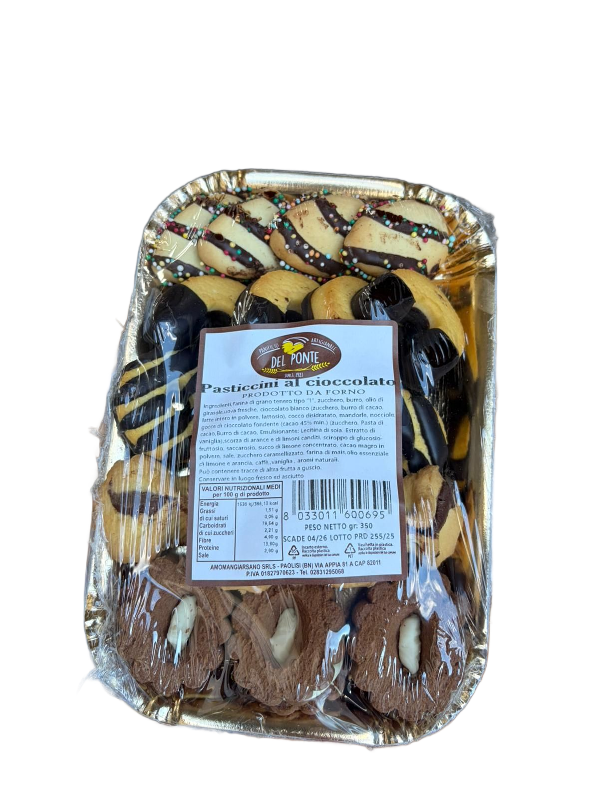 Vassoio di biscotti italiani assortiti con guarnizione al cioccolato e mandorle.