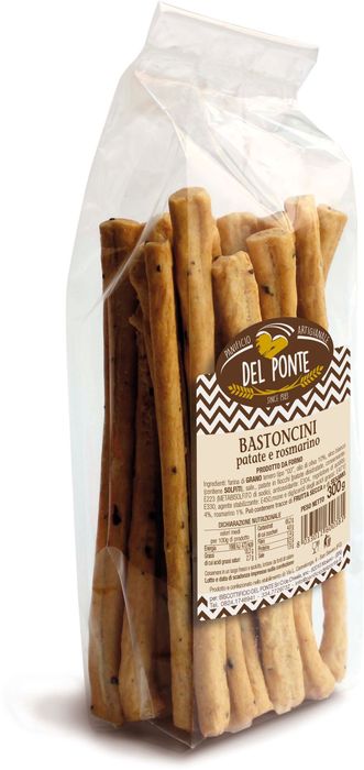 Una mano che regge un sacchetto trasparente di grissini, con l'etichetta del prodotto. Altri prodotti da forno sullo sfondo.