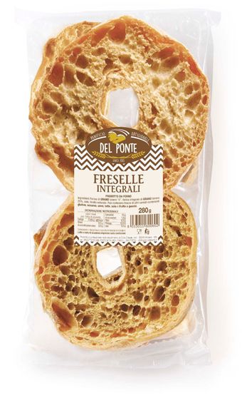 Persona che tiene in mano un pacchetto di panini per hamburger in un sacchetto di plastica trasparente, con altri prodotti da forno sullo sfondo.