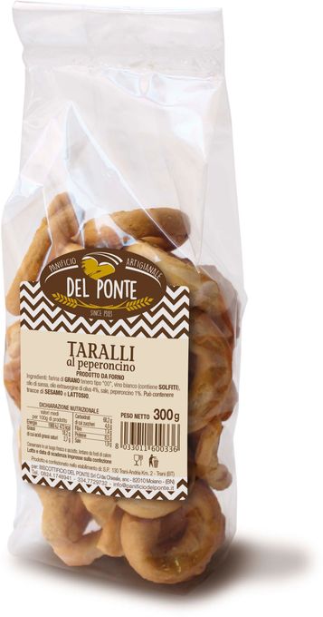 Mano che regge un sacchetto di taralli su una bancarella del mercato. Sono visibili altri prodotti da forno e un carrello elevatore.