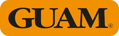Logo GUAM con testo nero su un rettangolo arancione arrotondato. Il marchio 