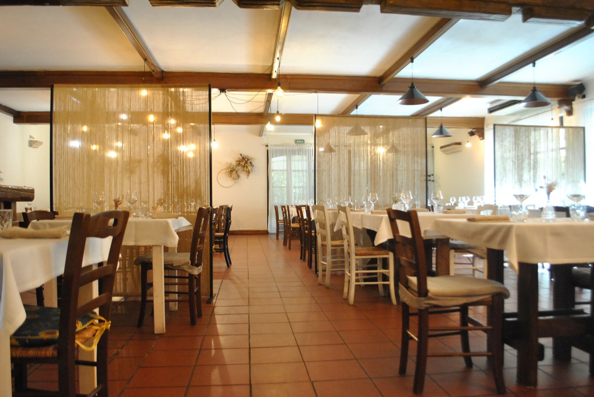 un ristorante con molti tavoli e sedie