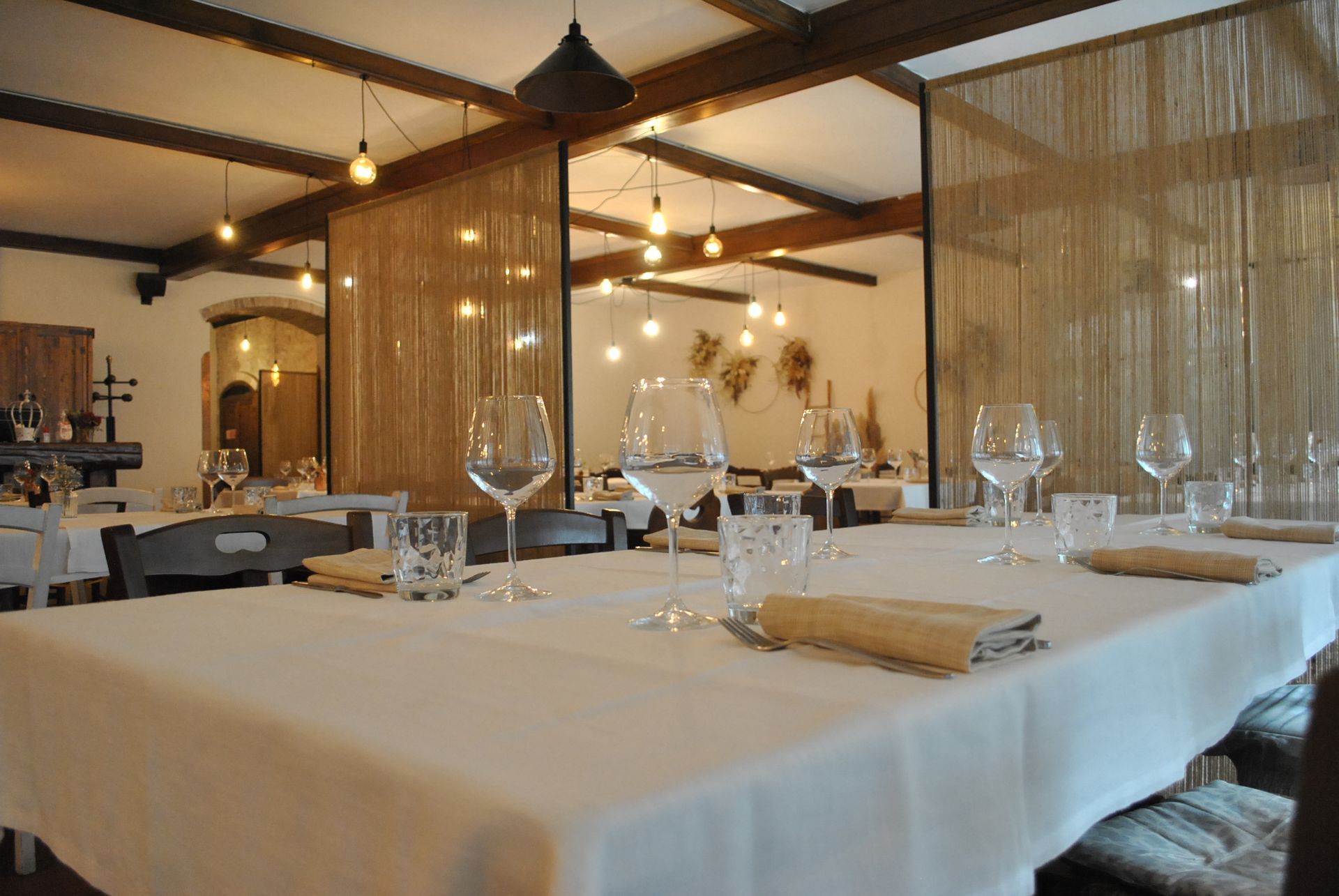 un ristorante pieno di tavoli e bicchieri di vino