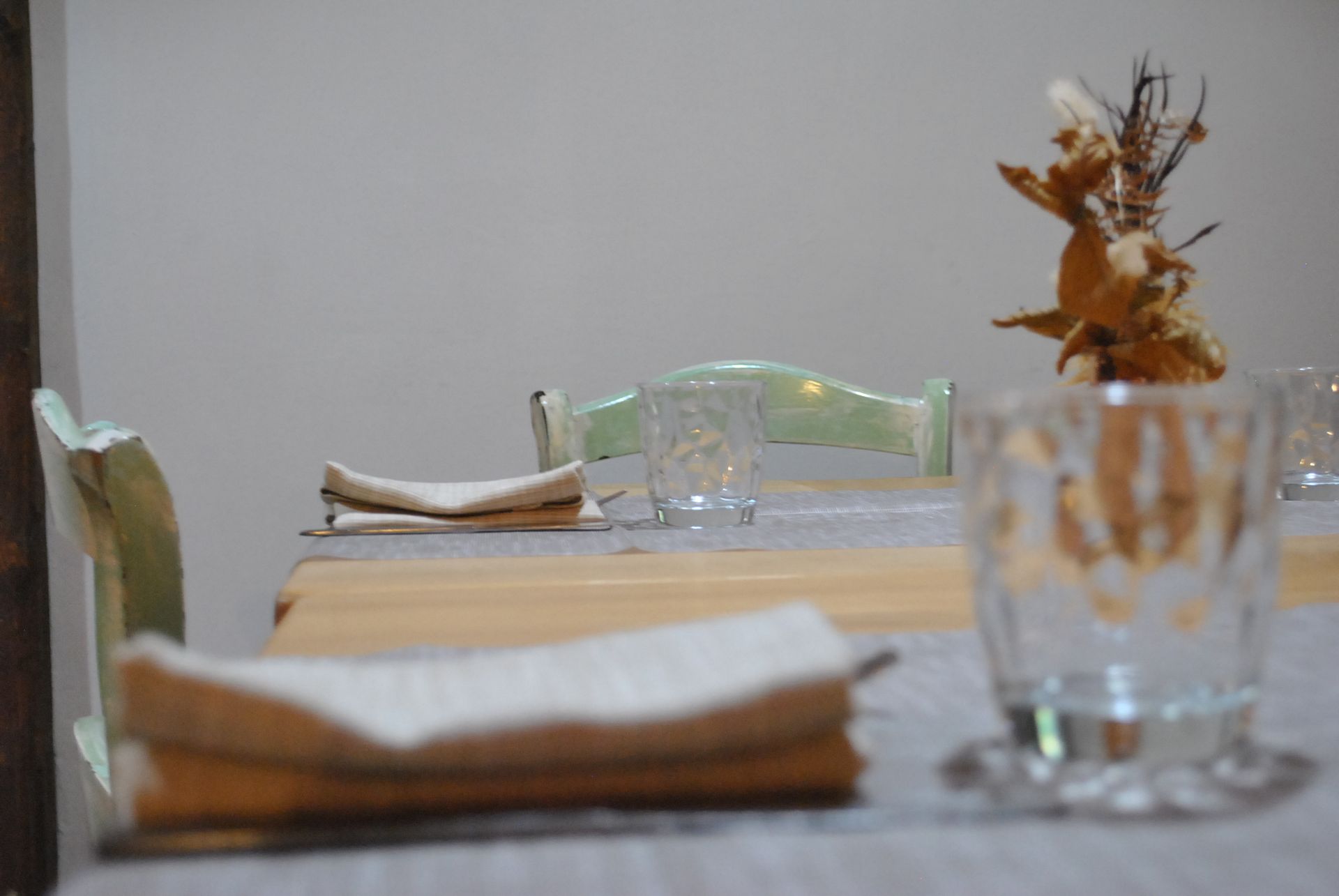 un tavolo con bicchieri e tovaglioli su di esso