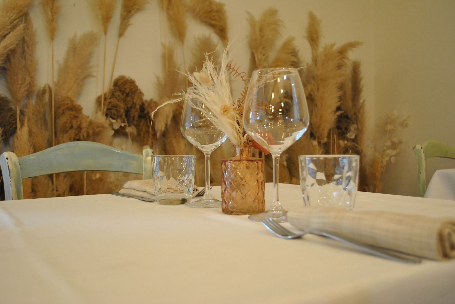 un tavolo con bicchieri e un vaso di fiori su di esso