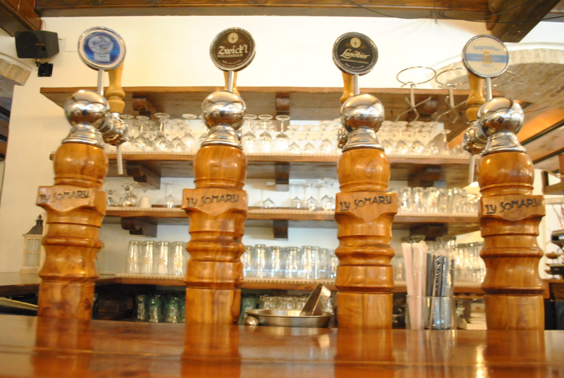 un gruppo di colonne di legno con scritte tv somaro su di loro