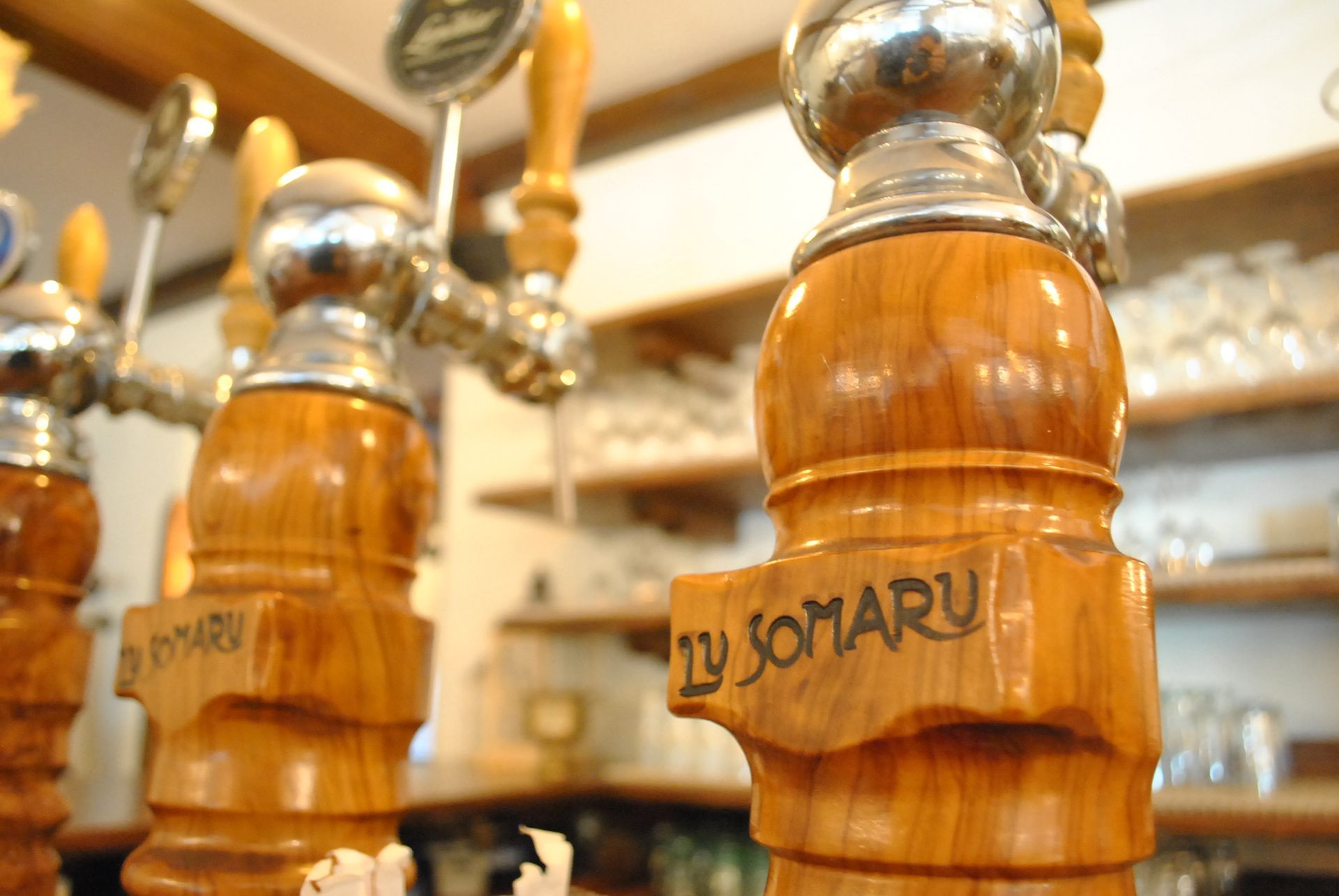 un gruppo di rubinetti in legno con l' iscrizione lusomaru