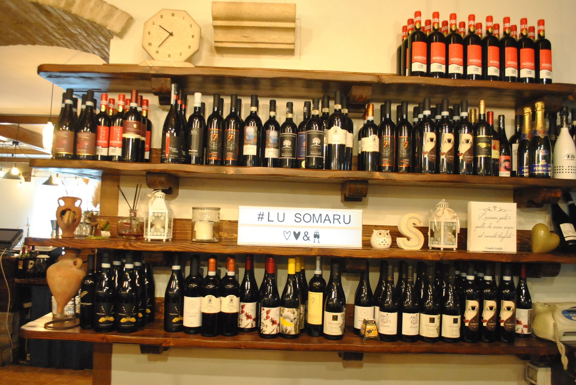 un grande vaso di vetro è seduto su un tavolo in un ristorante