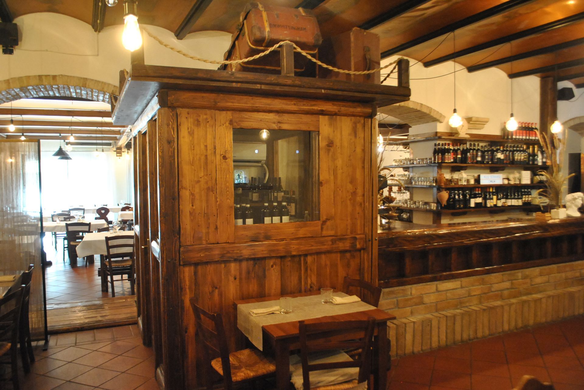 l' interno di un ristorante con tavoli e sedie