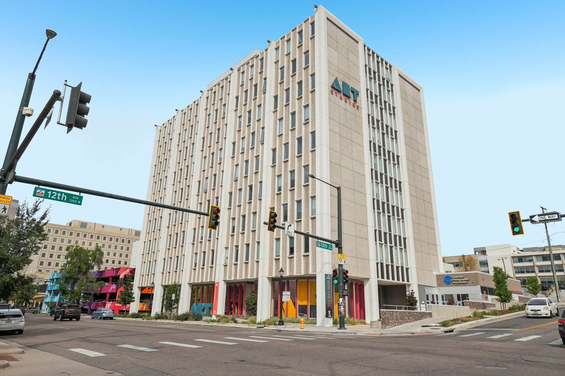 A tall building with the letters AT&T on the side of it.