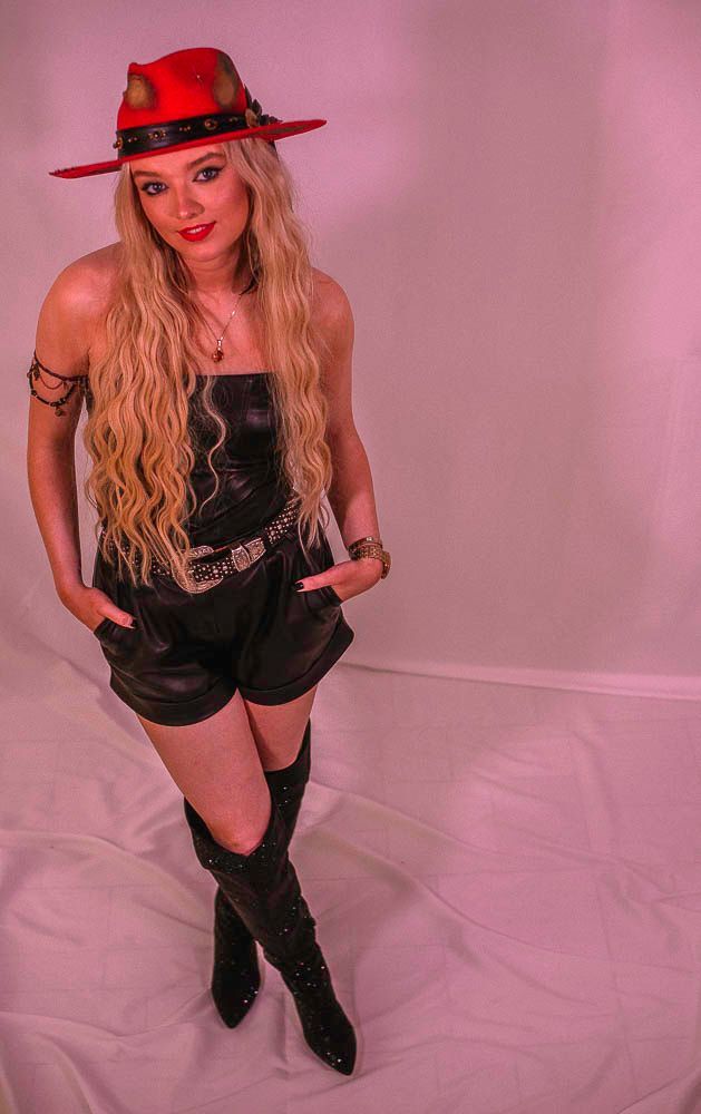 Country Singing Sensation Robyn Red