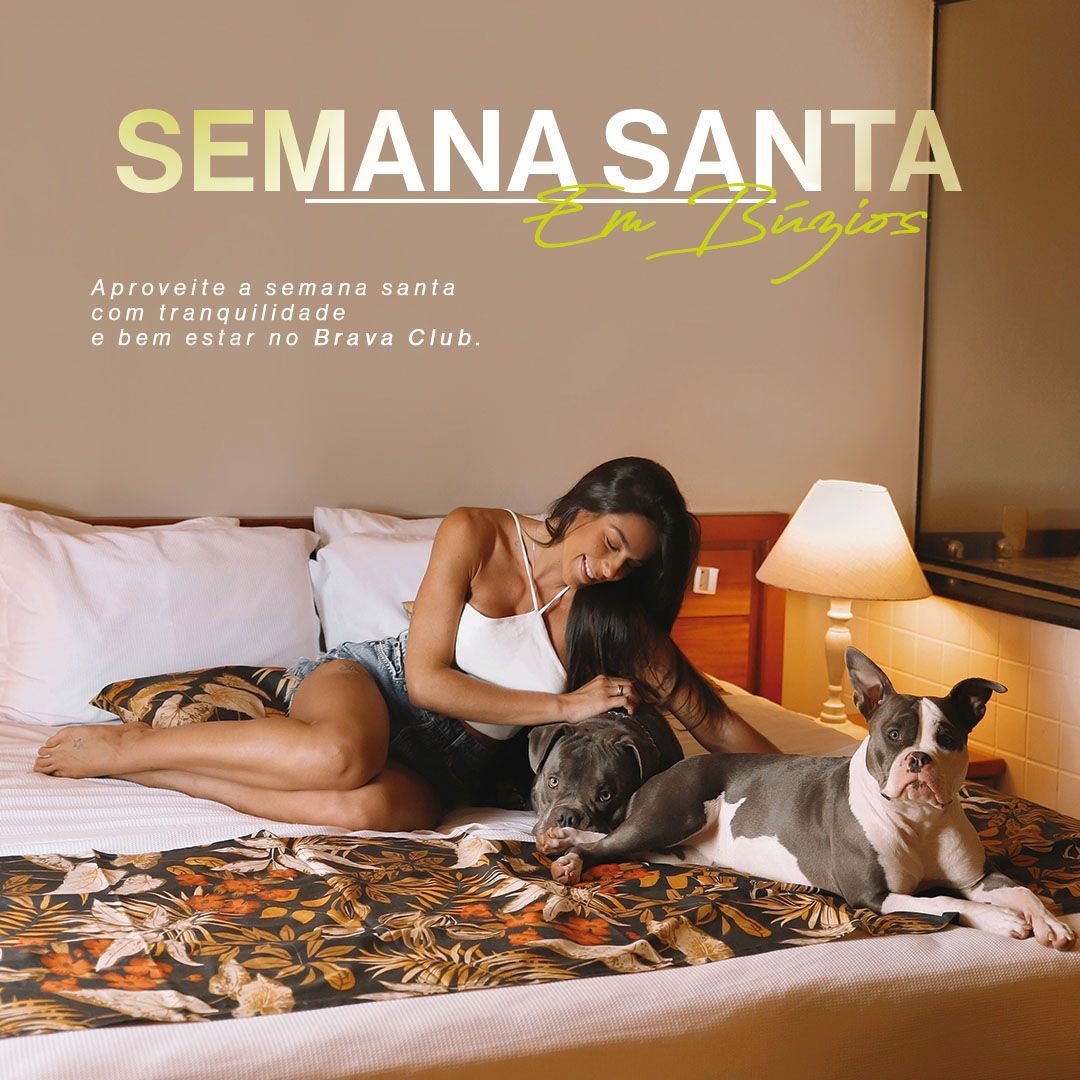 Uma mulher e dois cães relaxam em uma cama em um quarto de hotel. O texto promove a Semana Santa em Búzios.