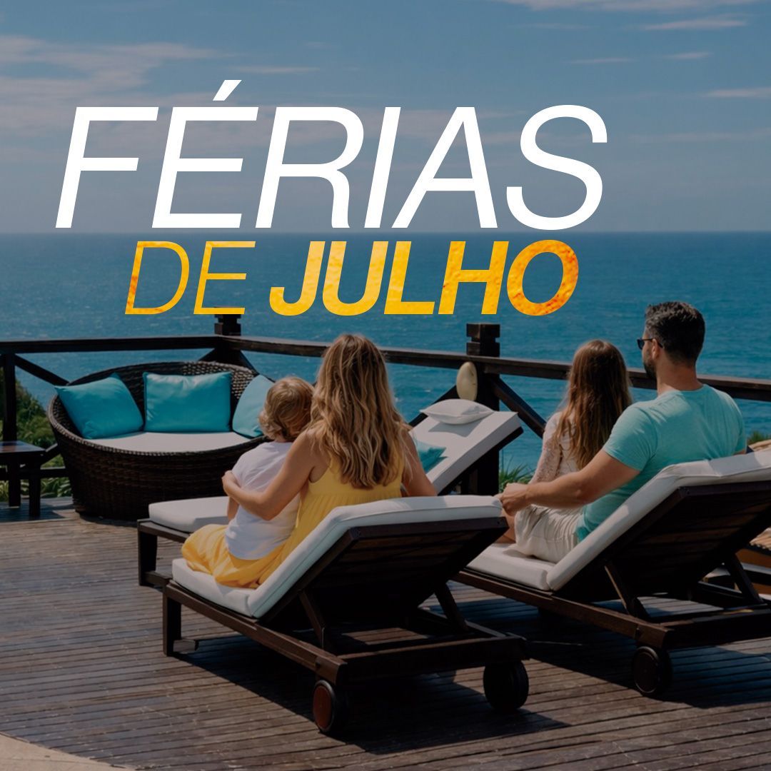 Família relaxando em um deck com vista para o oceano; o texto diz 