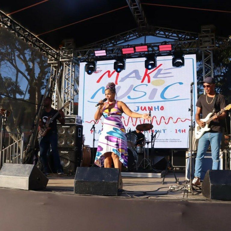 Banda se apresentando no palco do evento 