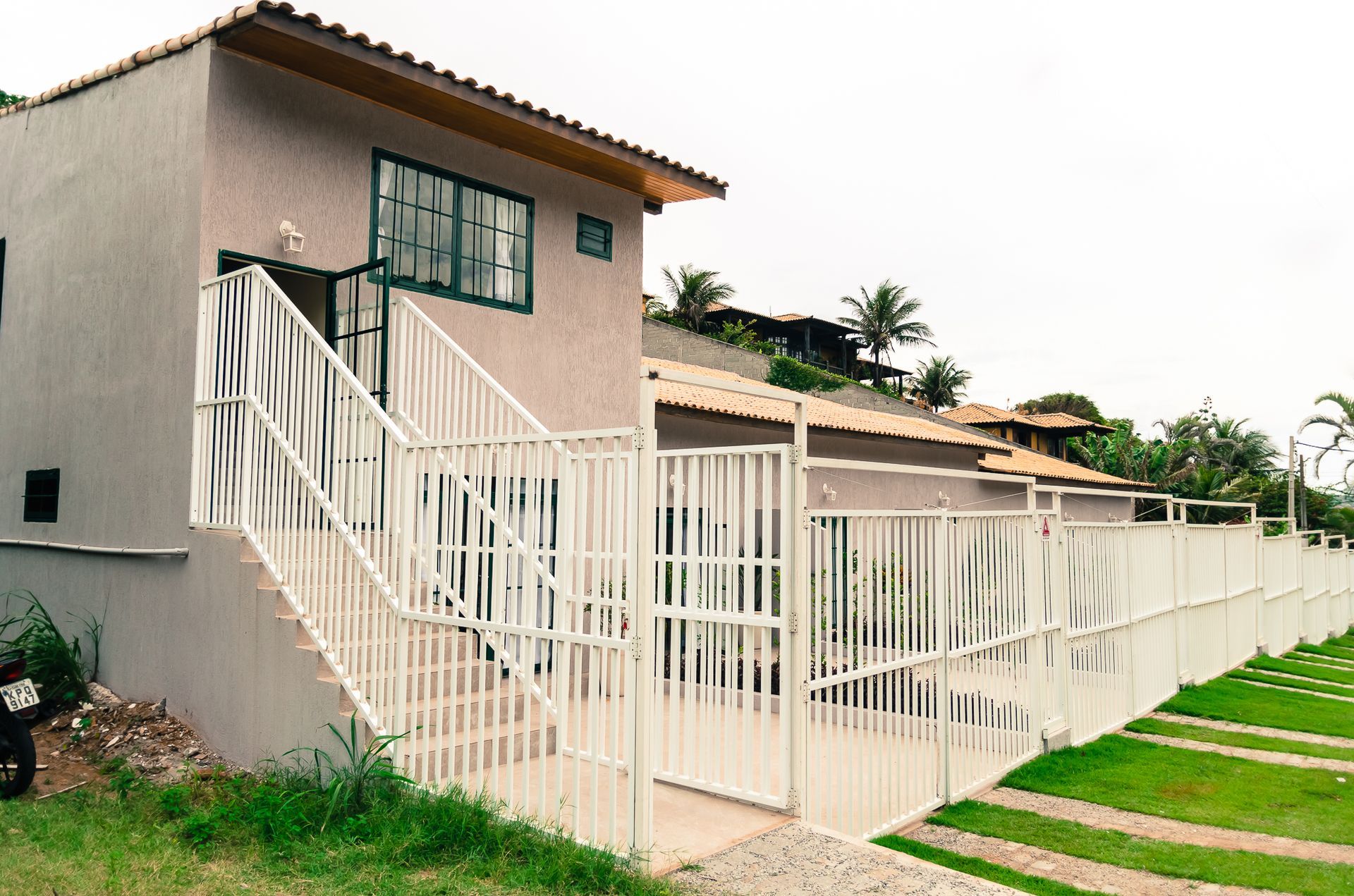 Uma casa com uma passarela que leva até ela à noite