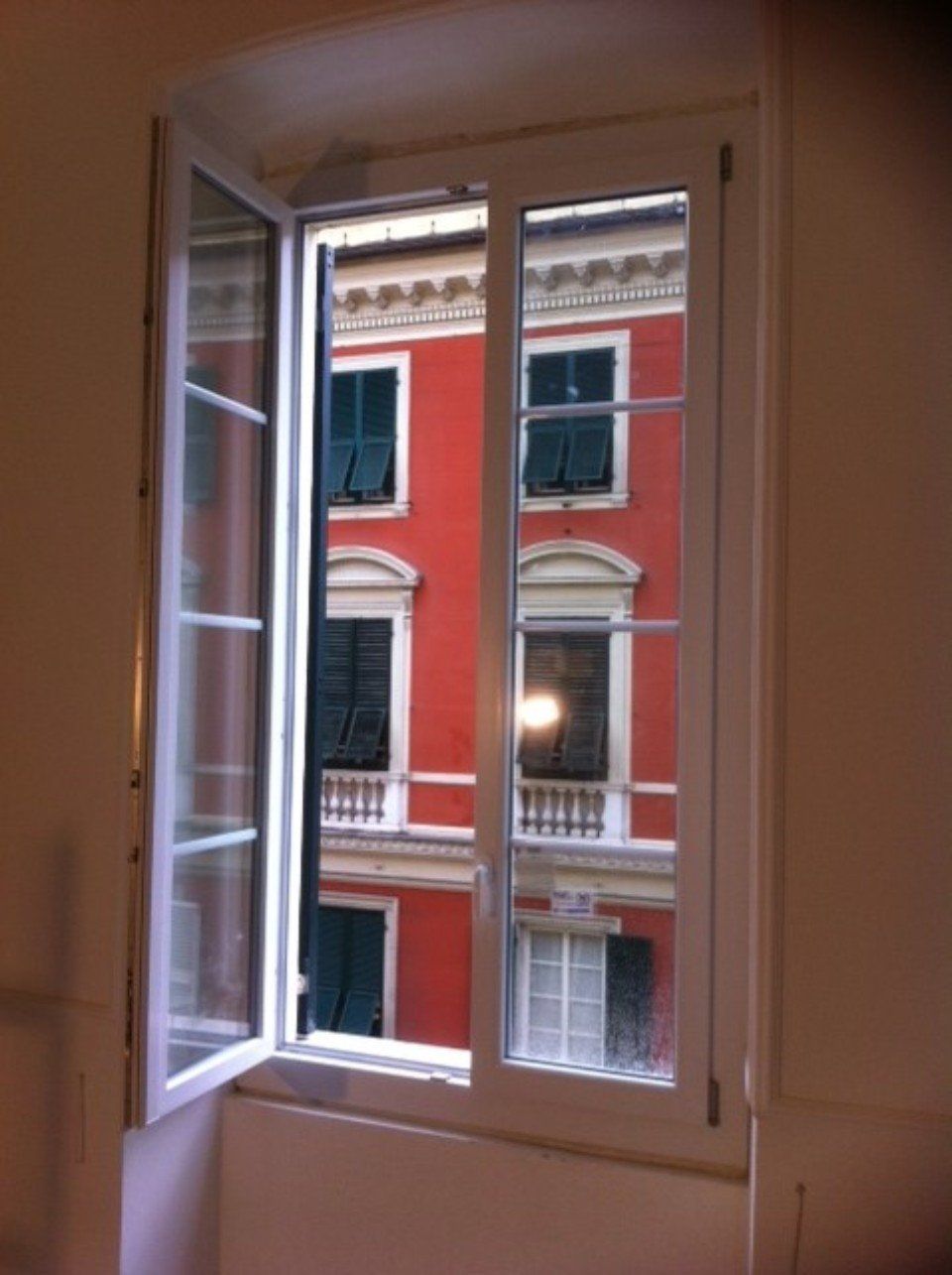 finestra con infissi alti aperta
