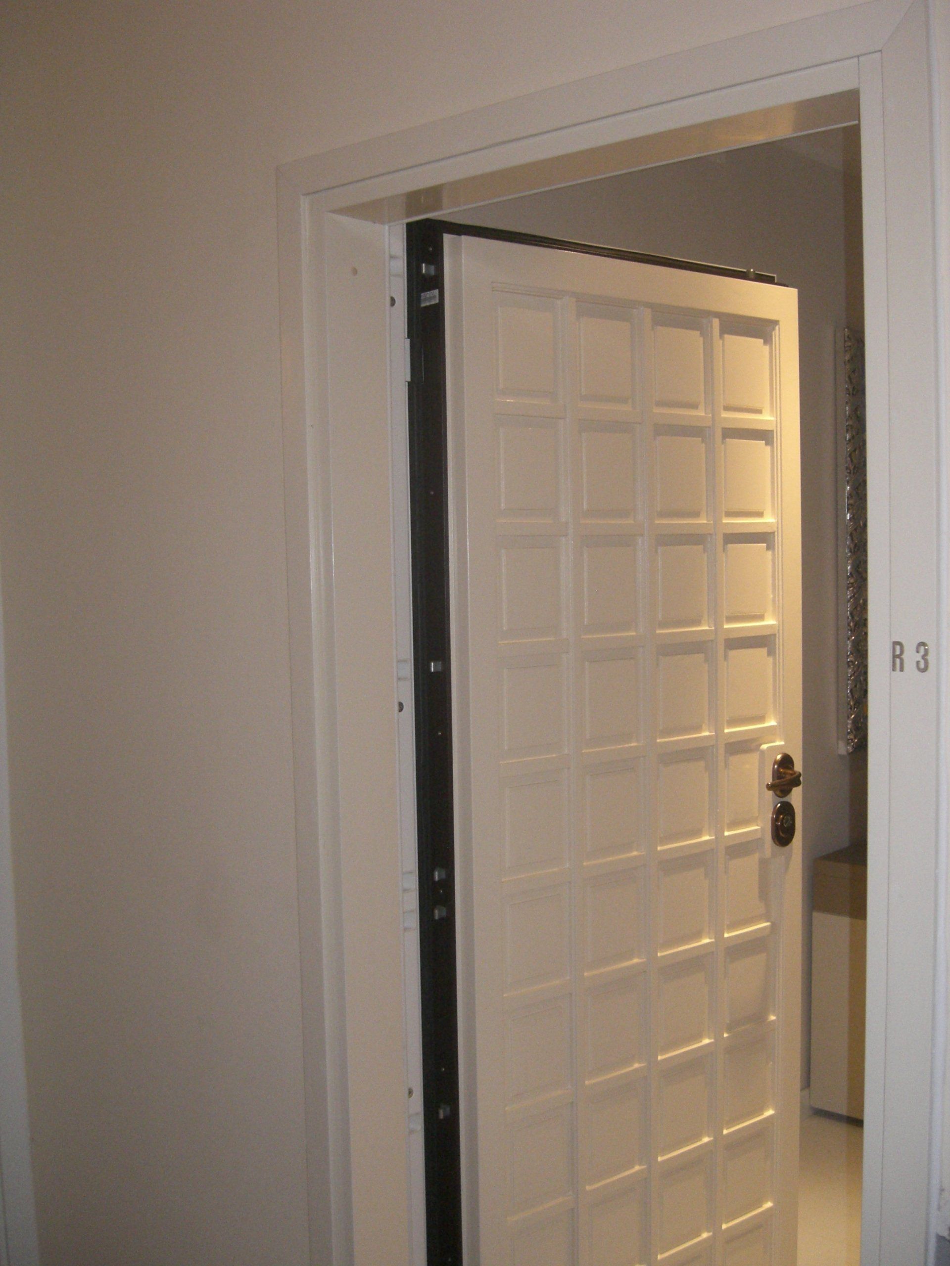 porta blindata bianca aperta