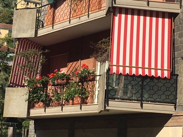 terrazzo con piccola tenda da sole