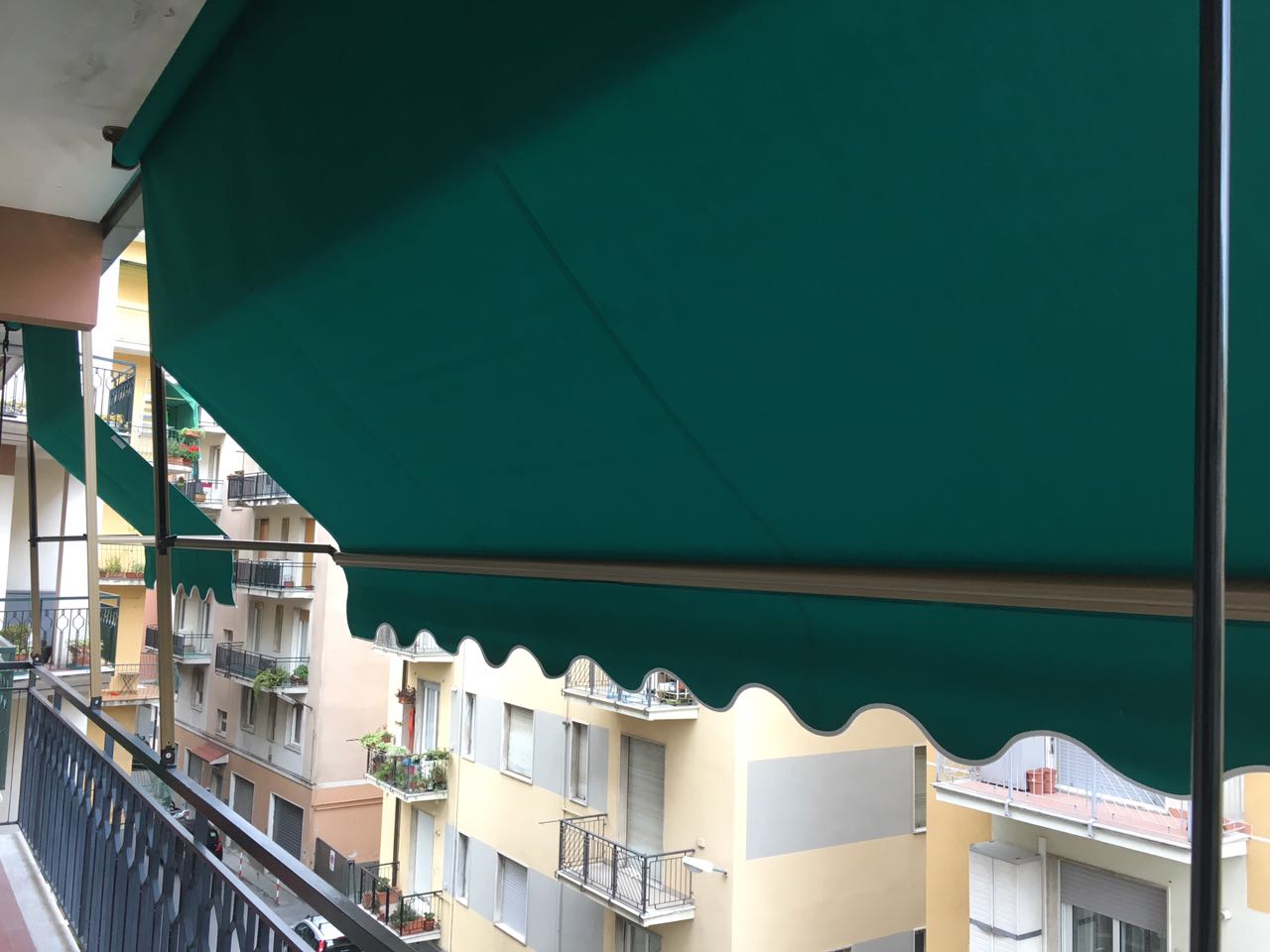 tenda da sole aperta verde