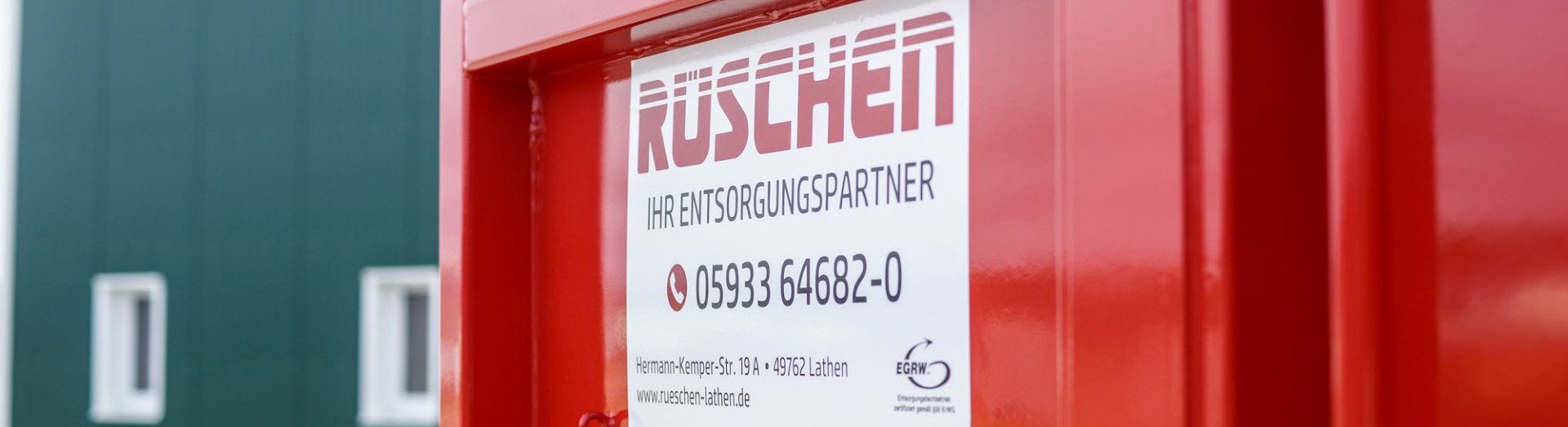 Eine Nahaufnahme eines roten Schildes mit der Aufschrift „Ruschen“