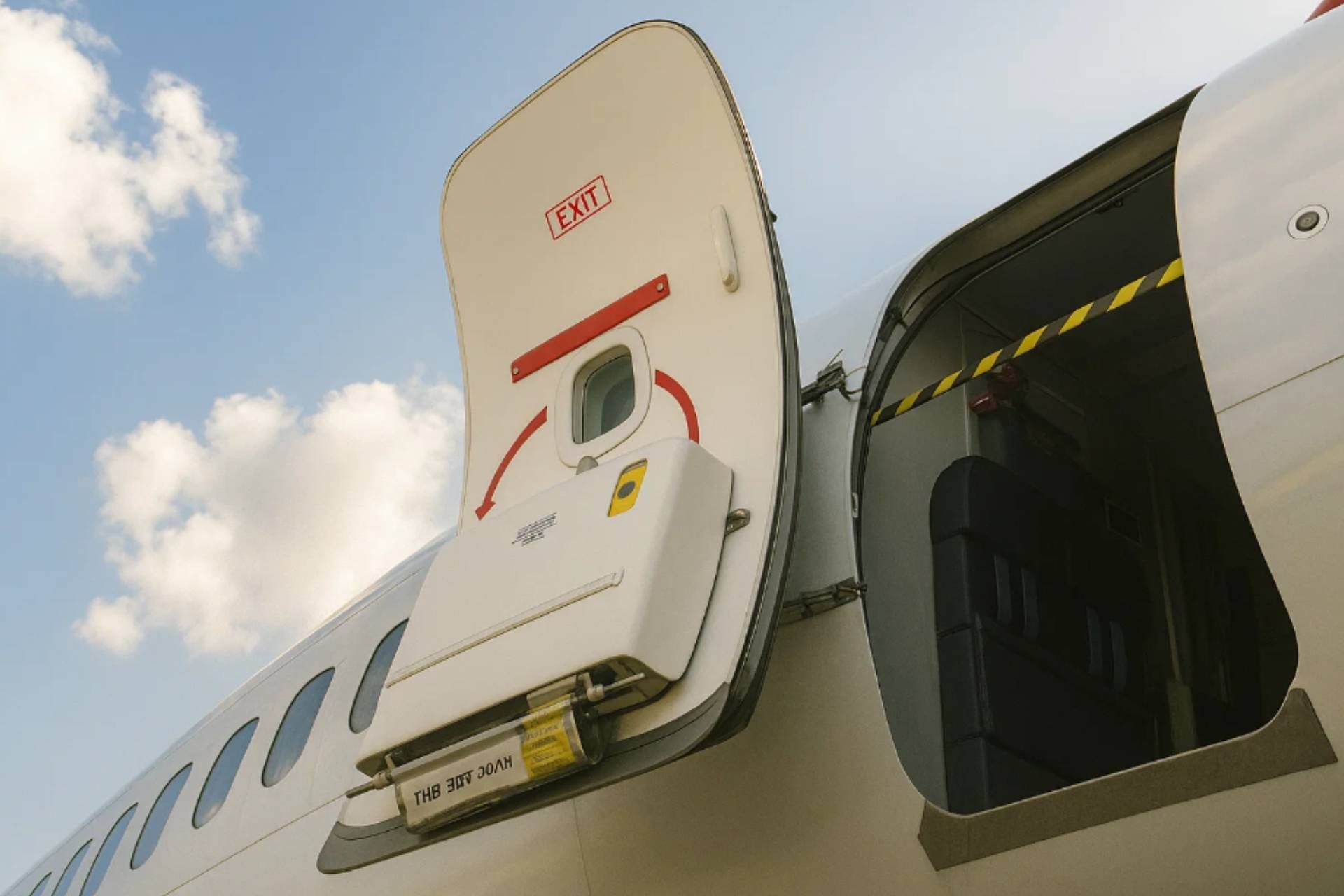 Si può aprire il portellone di un aereo durante il volo?