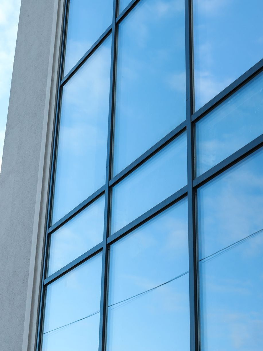 A building with a lot of windows that reflect the sky