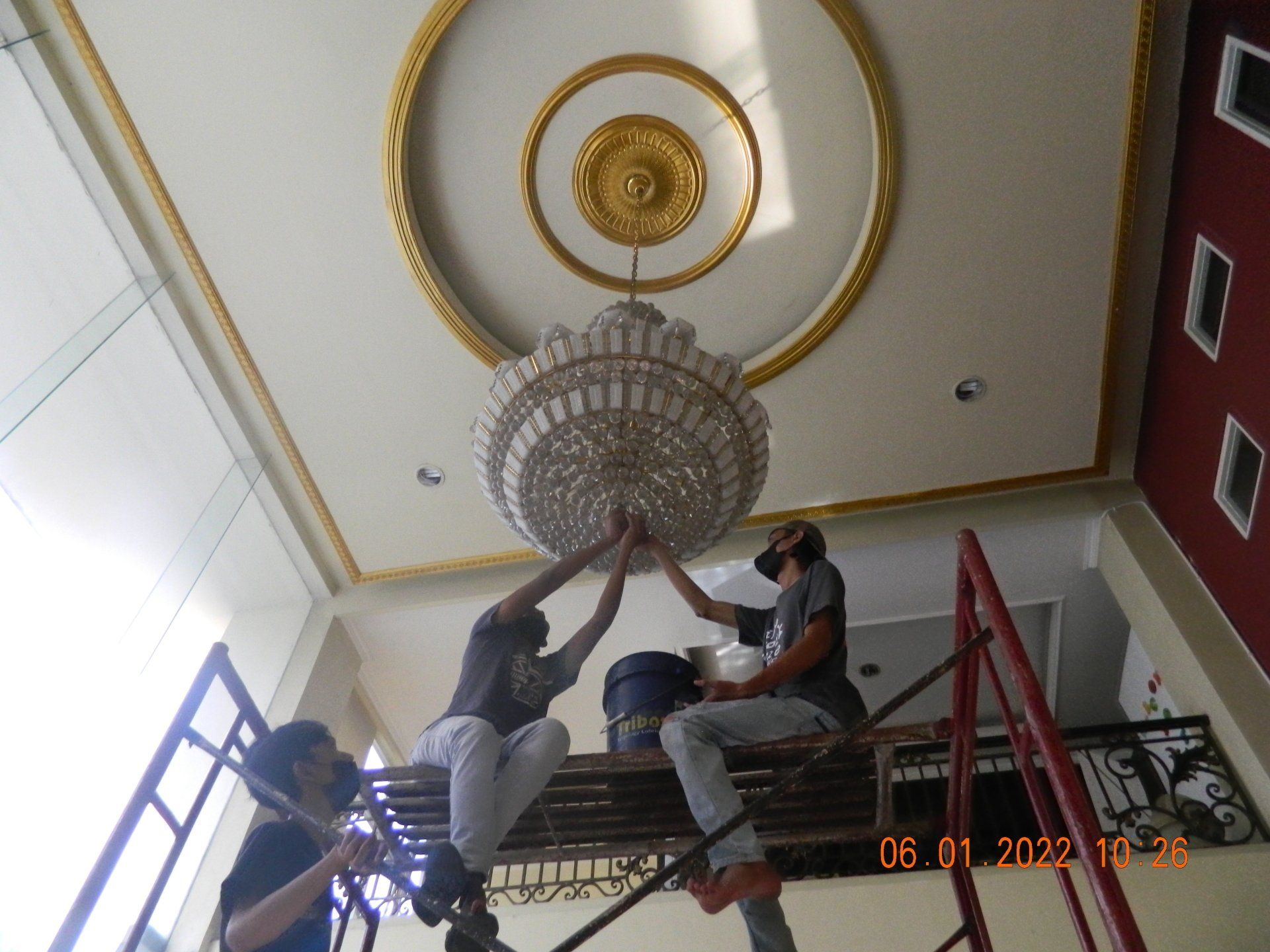 cuci lampu kristal