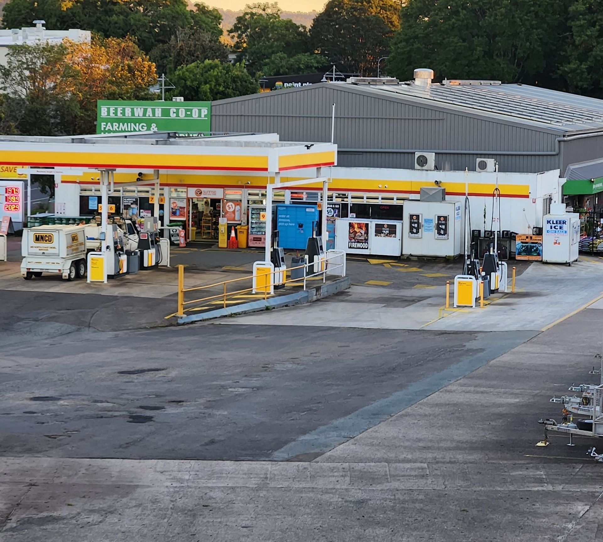 A gas station with a green sign that says bill will keep