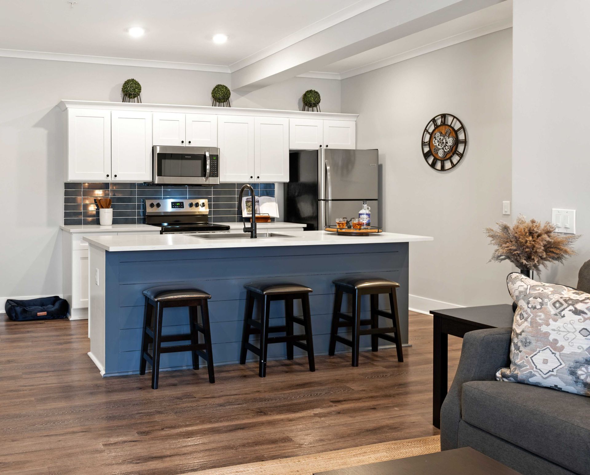 Pointe Grand Columbia Apartment Homes offers a spacious open floor plan with a kitchen, living room, and dining room.
