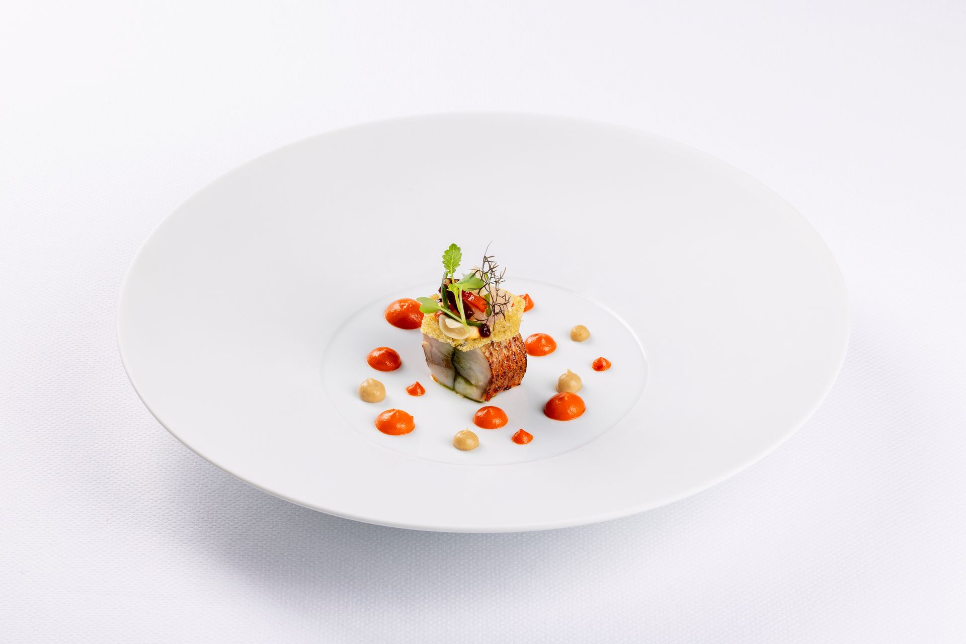 Een wit bord met daarop een stuk eten op tafel.