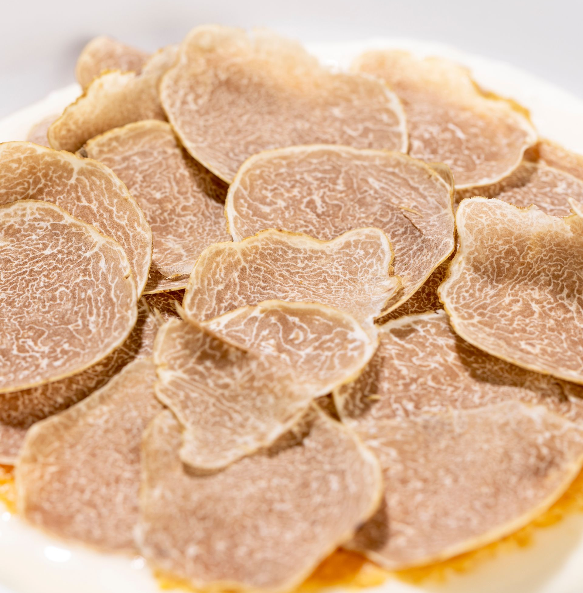 Een bord met eten waar een lepel uitsteekt