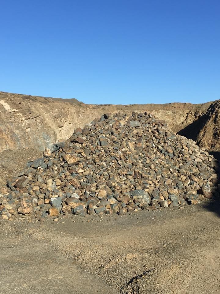 Pile of Rocks in a Quarry Under a Clear Blue Sky — The Caves Quarry CQ in The Caves, QLD