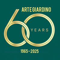 Un logo quadrato color verde acqua con la scritta dorata 