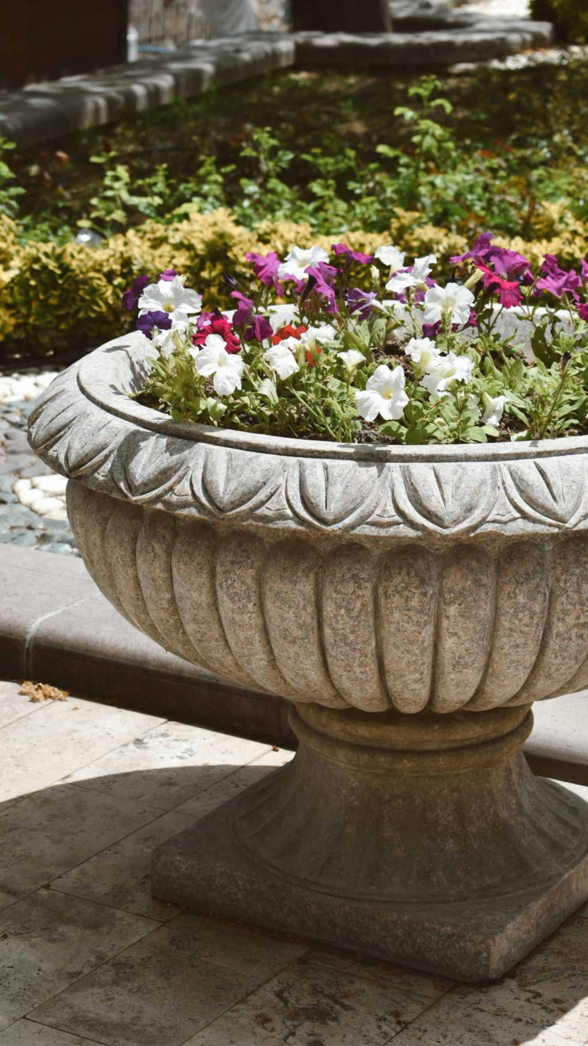 Esposizione di tavoli, sedie e complementi da giardino