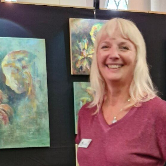 Joyce van Paassen bij haar stand tijdens het Kunstfestival Onder de Linden in Vlaardingen 2025