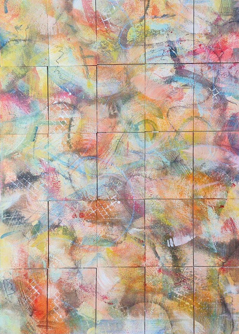 De start: Kleine houtpaneeltjes van 5x7 op een groot vel aquarelpapier. Speelse eerste lagen acrylverf en andere media.