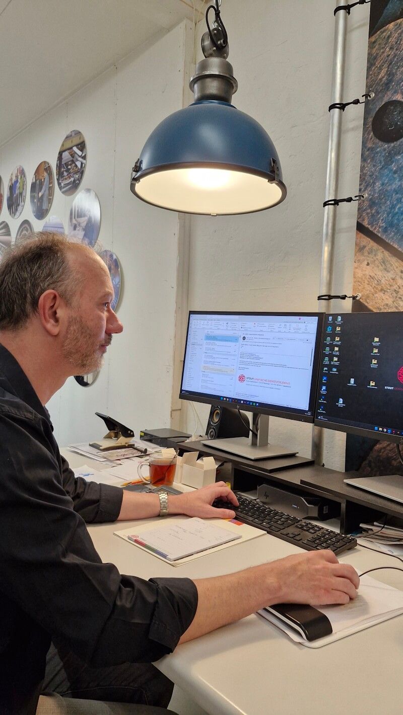 Robert aan het werk met de design software