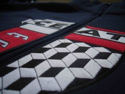 Ricami loghi su maniche