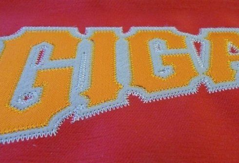 Ricami loghi su giubbotti