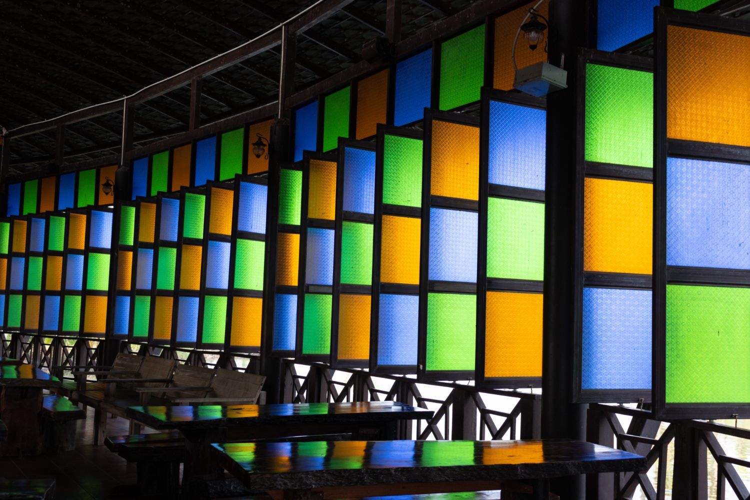 Una hilera de coloridas vidrieras en un edificio.