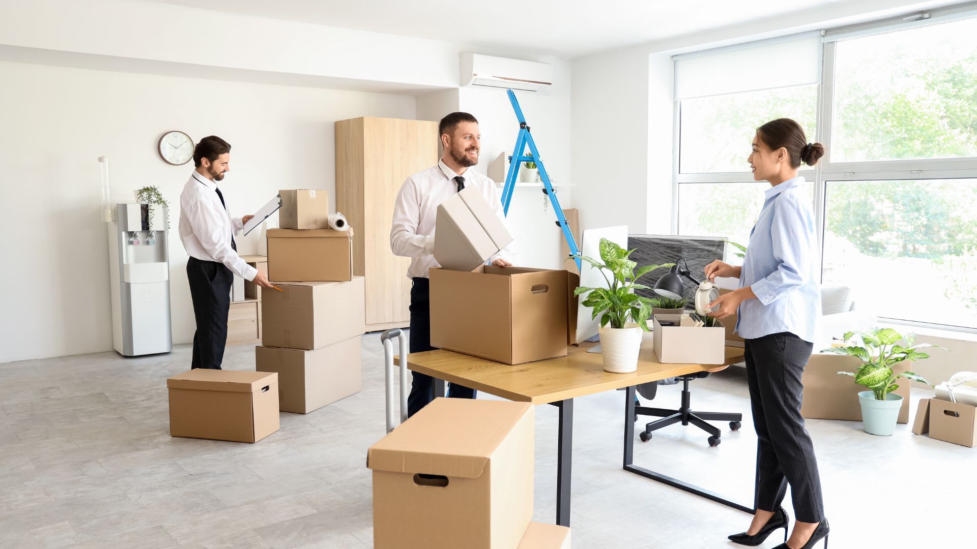 moving company helping homeowners pack