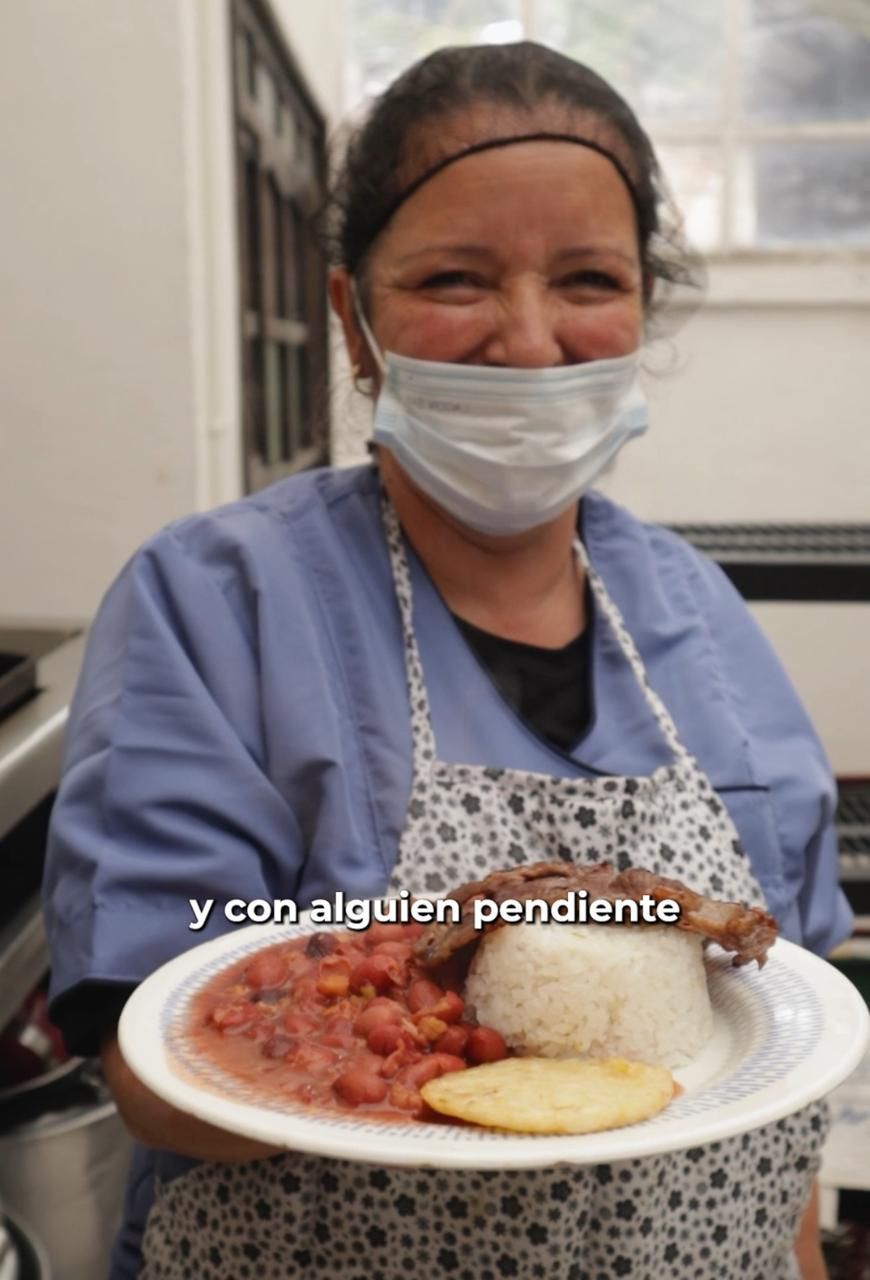 Un bocado de pasta integral, tomates cherry y albahaca en un plato blanco, primer plano.