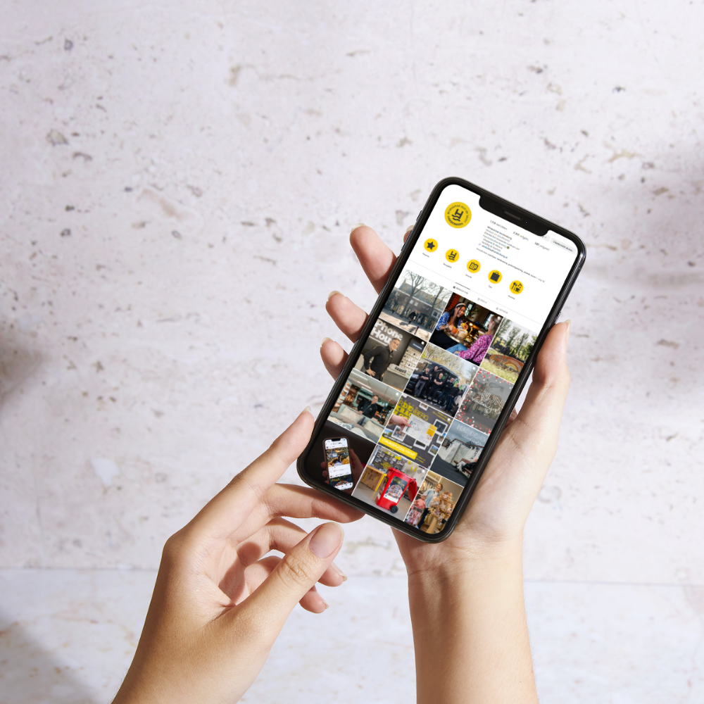 Een persoon houdt een mobiele telefoon in zijn hand