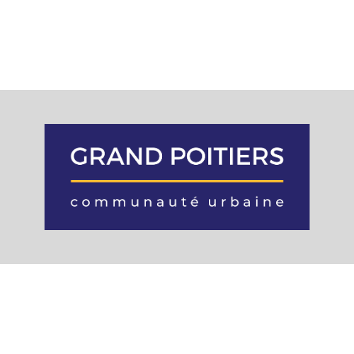 Logo rectangulaire bleu avec "GRAND POITIERS communauté urbaine" en texte blanc, soulignement orange sur fond gris.